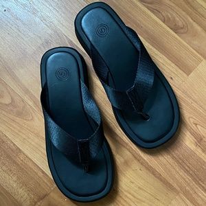 UO Thick Strap Platform Flip Flops